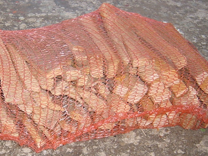 Anzündholz im Sack